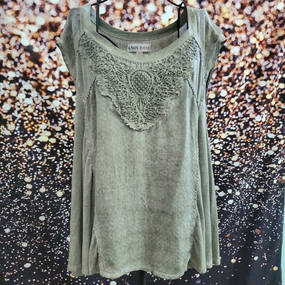 Knox Rose green flared top. Size S